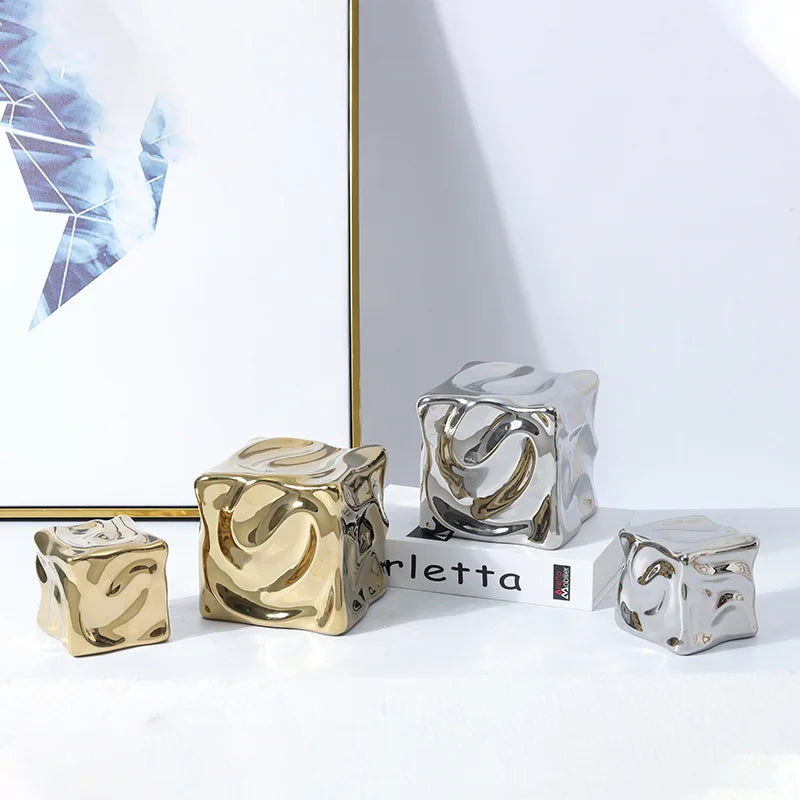 Figura decorativa Decorbites™ de cerámica dorada con patrón geométrico irregular plegado