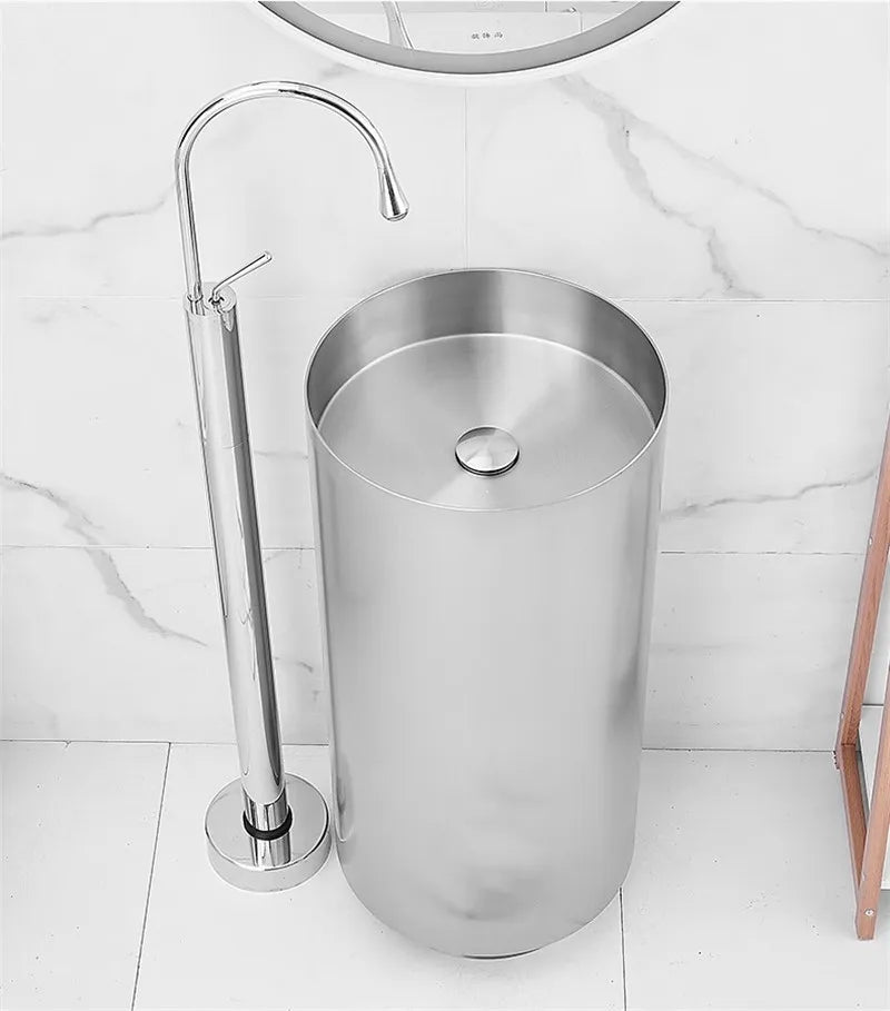 Grifo de bañera de pie DecorBites™ de latón negro con diseño de gota de agua larga