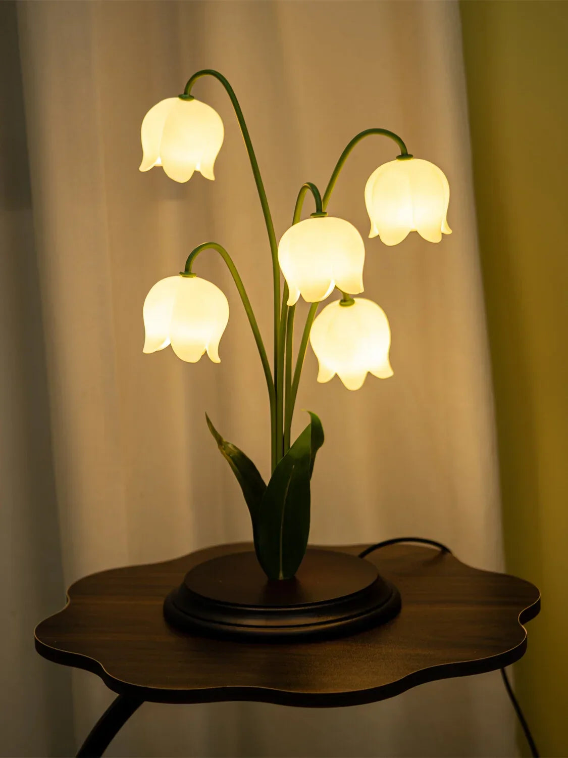 Lámpara de mesa LED DecorBites™ con forma de flor: luz decorativa para escritorio, dormitorio, sala de estar o estudio.