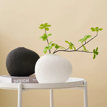 Jarrón de cerámica DecorBites™ con rayas geométricas y guijarros, accesorio para arreglos florales