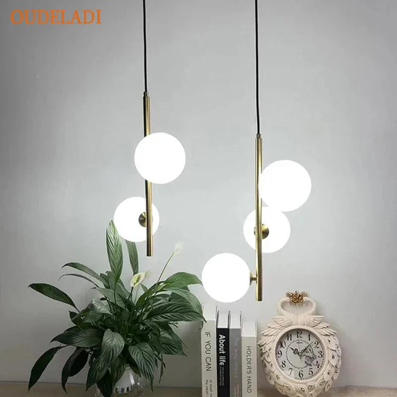 Lámpara colgante LED DecorBites™ con bola de cristal, acabado en latón y negro, estilo moderno.