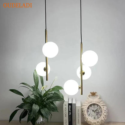 Lámpara colgante LED DecorBites™ con bola de cristal, acabado en latón y negro, estilo moderno.