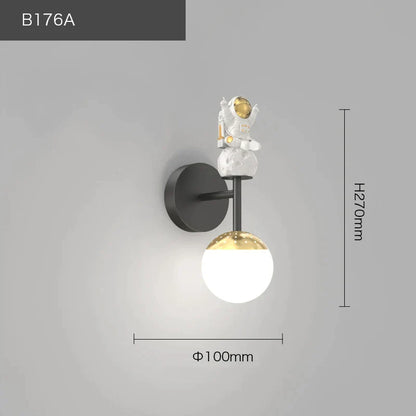 ديكوربايتس™ مصباح حائط للأطفال على شكل رائد فضاء: وحدة إضاءة عصرية لغرفة النوم بتصميم فضائي