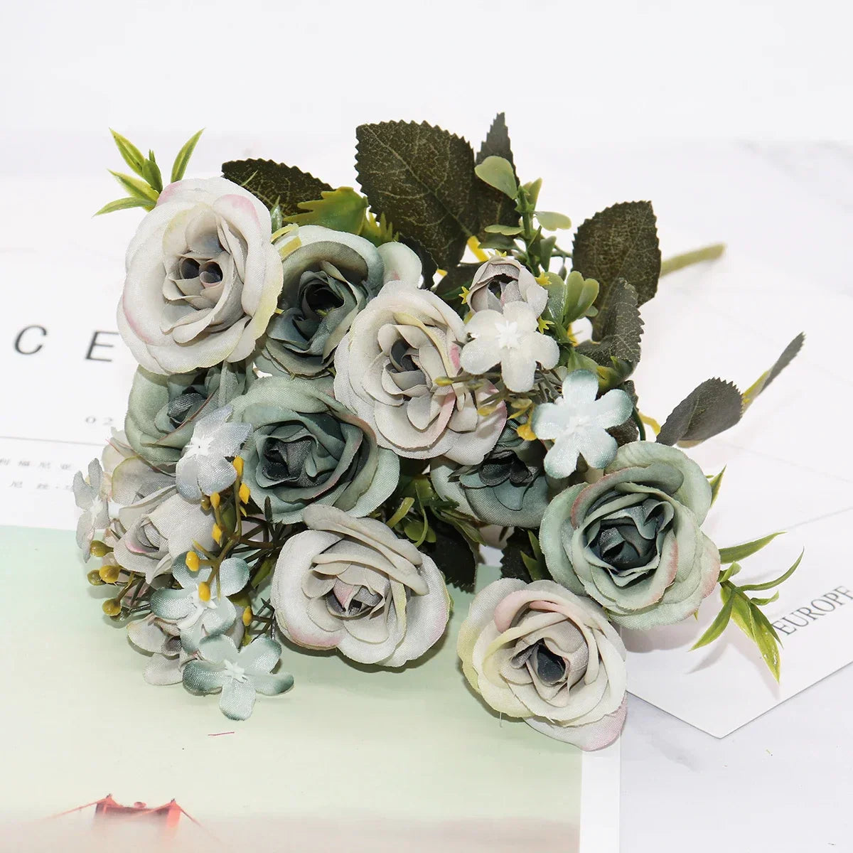 زهور صناعية من الحرير من DecorBites™ مصنوعة من الفاوانيا الزرقاء وزهور الشاي الوردية لتزيين حديقة المنزل وحفلات الزفاف