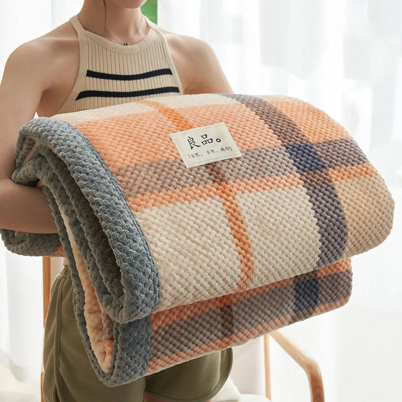 Manta de felpa de coral rayada japonesa Decorbites™: Cubierta cálida para sofá, chal para siestas en la oficina, todas las estaciones