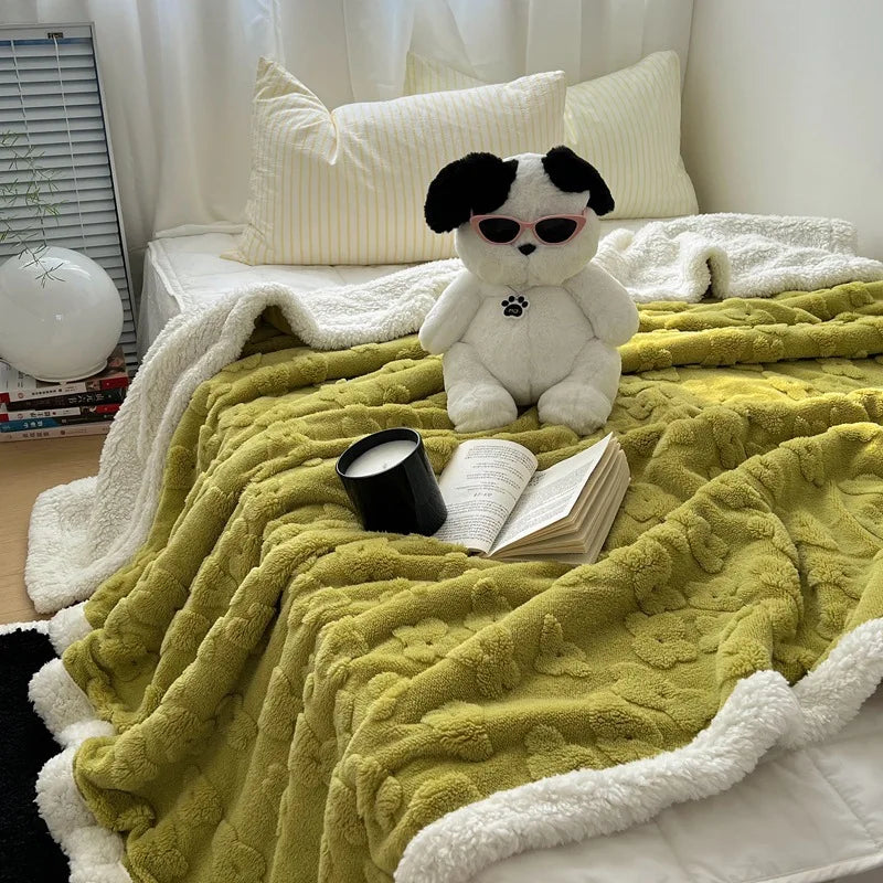 Manta DecorBites™ Cozy Lamb Wool Flower Jacquard: Edredón de lujo de color liso para sofá, ideal para el invierno