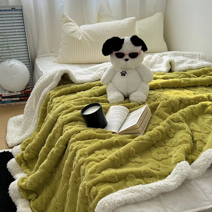 Manta DecorBites™ Cozy Lamb Wool Flower Jacquard: Edredón de lujo de color liso para sofá, ideal para el invierno