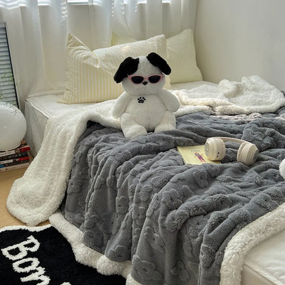 Manta DecorBites™ Cozy Lamb Wool Flower Jacquard: Edredón de lujo de color liso para sofá, ideal para el invierno