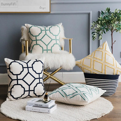 Funda de cojín DecorBites™ con bordado geométrico, azul marino, blanco y amarillo, 50x50 cm, ideal para decoración del hogar.