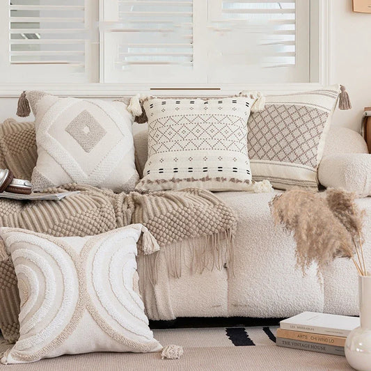 Funda de cojín DecorBites™ con bordado geométrico y tejido de ganchillo para un sofá elegante