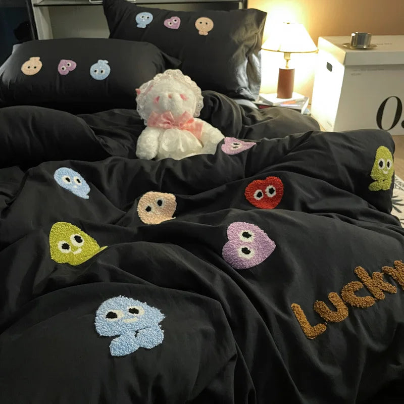 طقم أغطية سرير مطرزة برسومات كرتونية من القطن من DecorBites™: غطاء لحاف، ملاءة سرير، أغطية وسائد