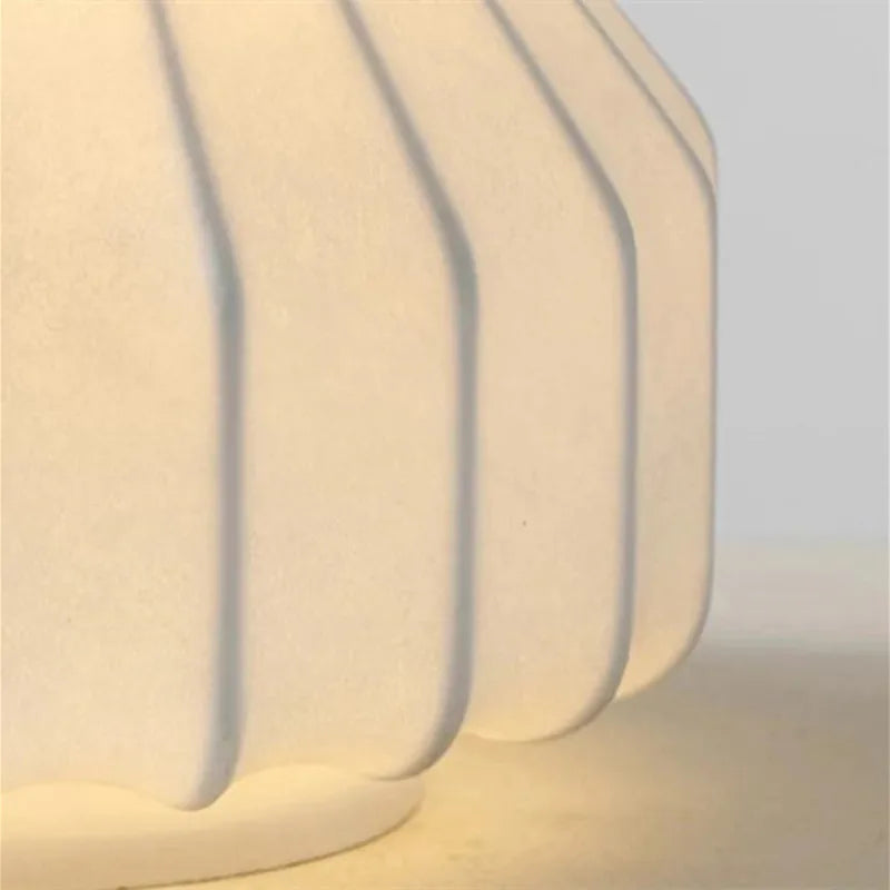 مصباح طاولة حريري من DecorBites™ Gatto بتصميم نورديك لغرفة المعيشة وغرفة النوم وديكور المنزل