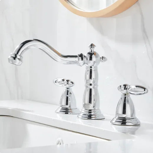 مجموعة حمام DecorBites™: رف أبيض كريمي، وحامل مناشف، وحامل ورق، وحامل فرشاة، وأدوات معدنية