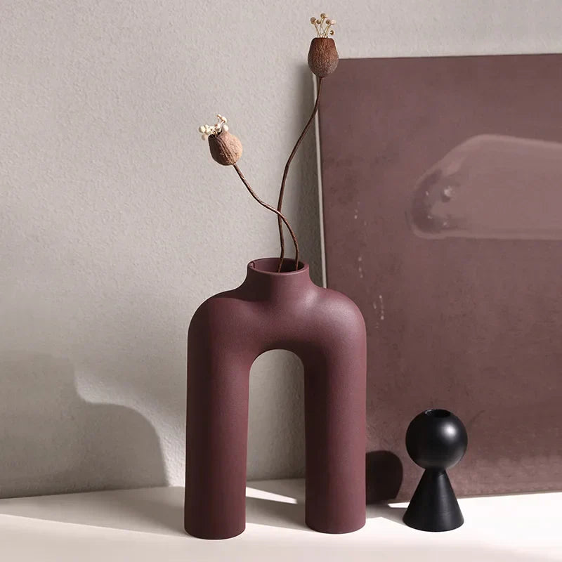 Jarrón geométrico de cerámica DecorBites™: Letras caladas para arreglos florales, decoración para el hogar