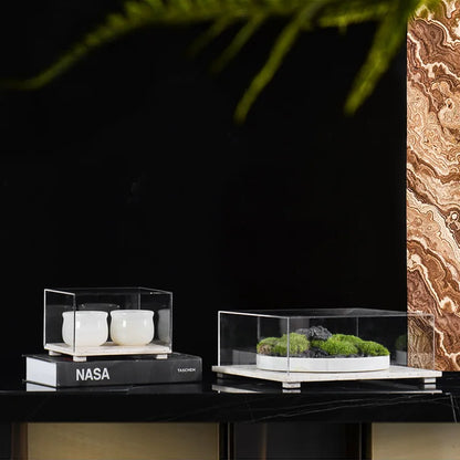 Vitrina acrílica sobre base de travertino de DecorBites™ para coleccionables, figuritas y postres.