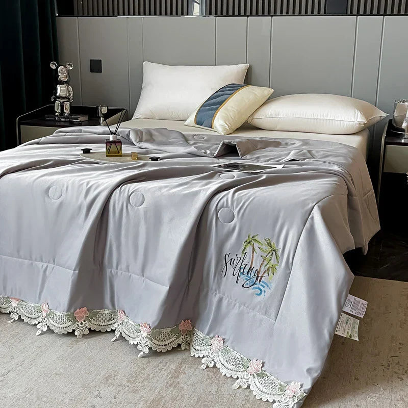 Flores Bordadas con Borde de Encaje Decorbites™ - Manta Fresca para Cama Lavable a Máquina, Edredón de Verano