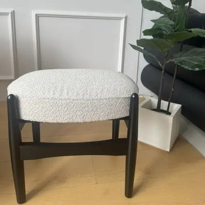 كرسي تزيين ومكياج من خشب الدردار من DecorBites™ للمساحات الصغيرة