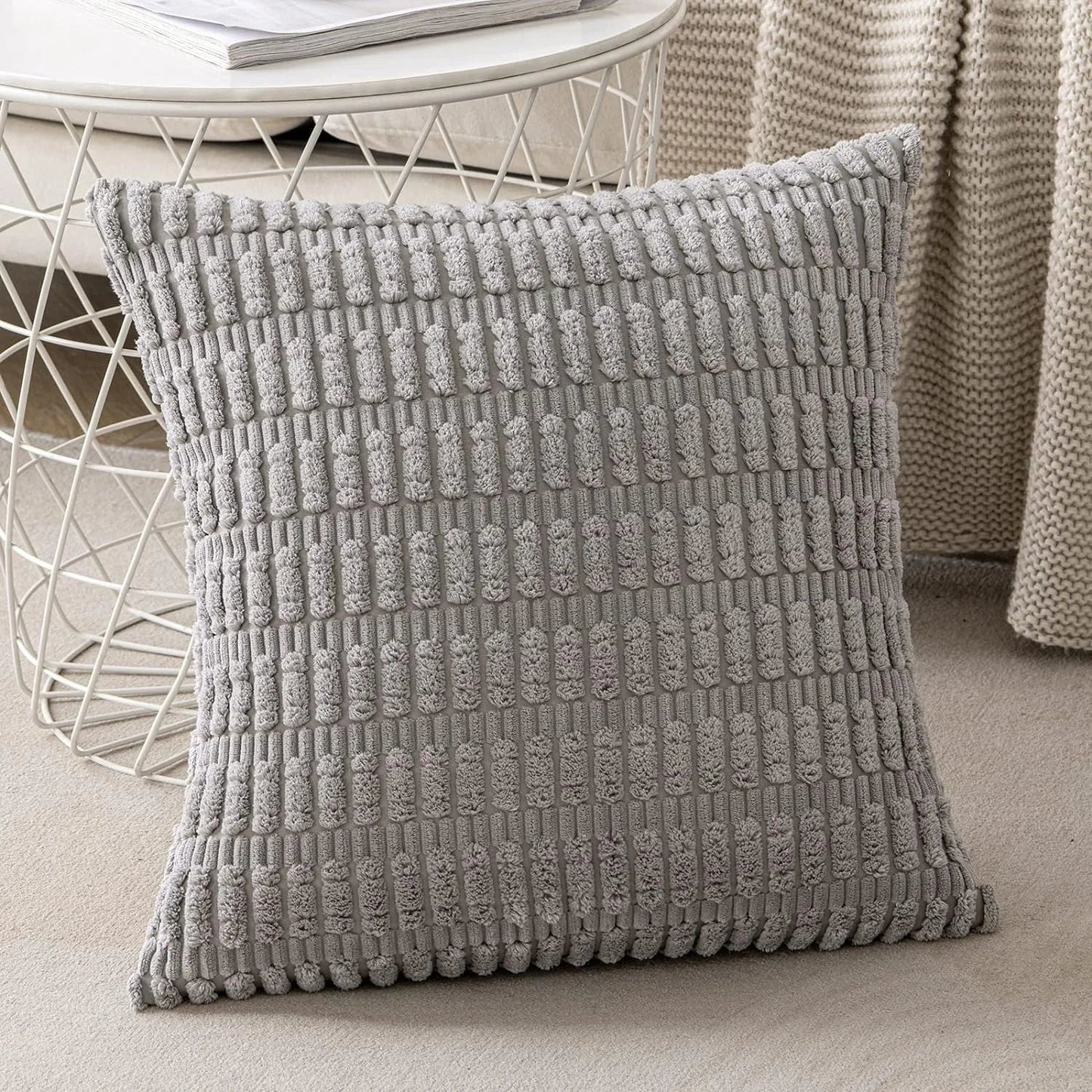 غطاء وسادة DecorBites™‎ من قماش مخملي مخطط أسود مقاس 18×18 بوصة، غطاء وسادة مربع أبيض