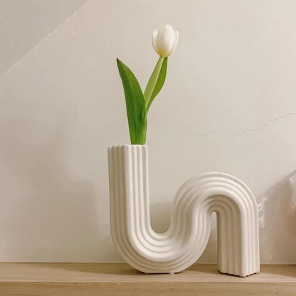 Jarrón geométrico de cerámica DecorBites™ | Decoración de escritorio en forma de S | Accesorios de decoración para el hogar