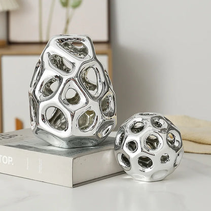 ديكور بايتس™ - منحوتة تجريدية هندسية ذهبية مجوفة على شكل كرة لديكور المنزل