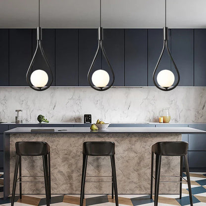 ديكوربايتس™ مصابيح معلقة على شكل حلقة معدنية سوداء مع كرة زجاجية وإضاءة LED