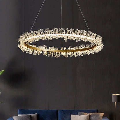 Lámpara de araña LED DecorBites™ con anillo de cristal dorado para decoración del hogar. Ideal para sala de estar, comedor y dormitorio de lujo.