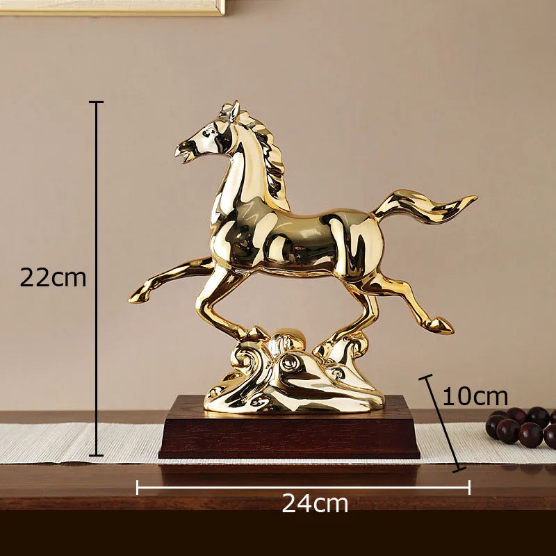 DecorBites™ Estatua de resina con forma de caballo dorado, ideal para decorar habitaciones con estilo.