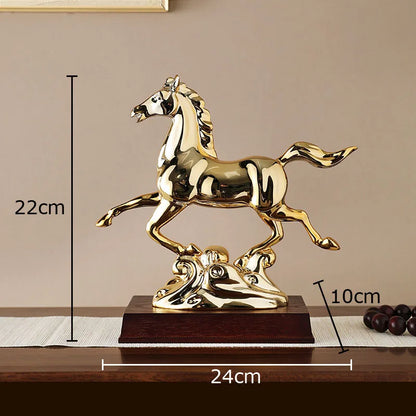 DecorBites™ Estatua de resina con forma de caballo dorado, ideal para decorar habitaciones con estilo.