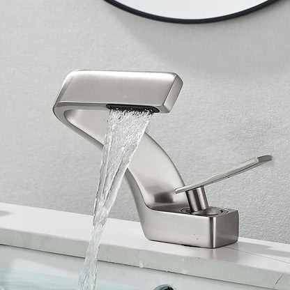 صنبور حوض حمام DecorBites™ أسود اللون مع خلاط ساخن وبارد مثبت على السطح بتصميم بسيط