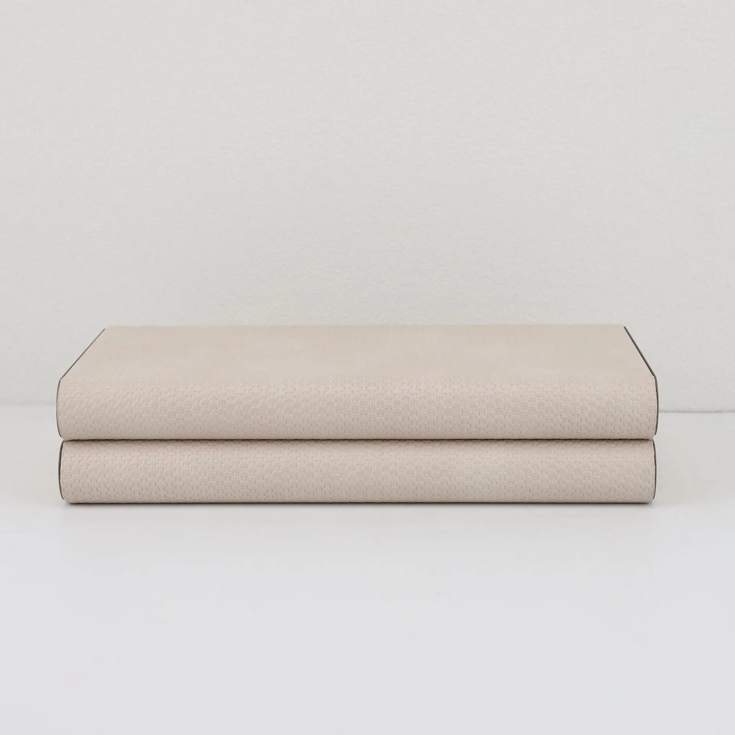 صندوق مجوهرات وحاوية تخزين من الجلد البيج بحواف معدنية من DecorBites™