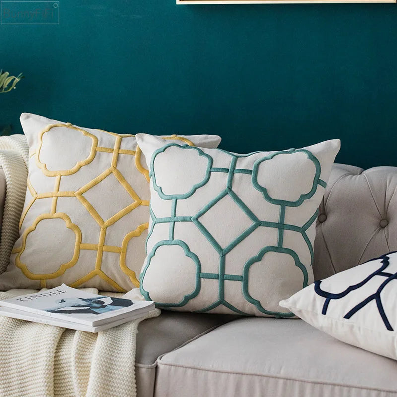 Funda de cojín DecorBites™ con bordado geométrico, azul marino, blanco y amarillo, 50x50 cm, ideal para decoración del hogar.