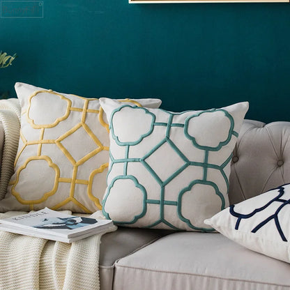 Funda de cojín DecorBites™ con bordado geométrico, azul marino, blanco y amarillo, 50x50 cm, ideal para decoración del hogar.