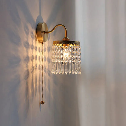 Aplique de pared DecorBites™ Crystal LED con luz de espejo de latón y moderno interruptor de cadena de estilo nórdico.