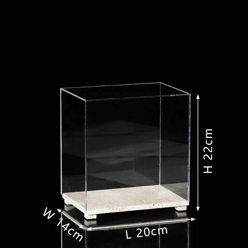 Vitrina acrílica sobre base de travertino de DecorBites™ para coleccionables, figuritas y postres.