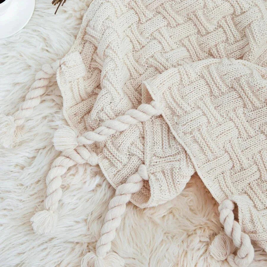 Manta DecorBites™ Cozy Fringed Plaid: Manta de sofá suave de acrílico tejido para decoración del hogar y ropa de cama.