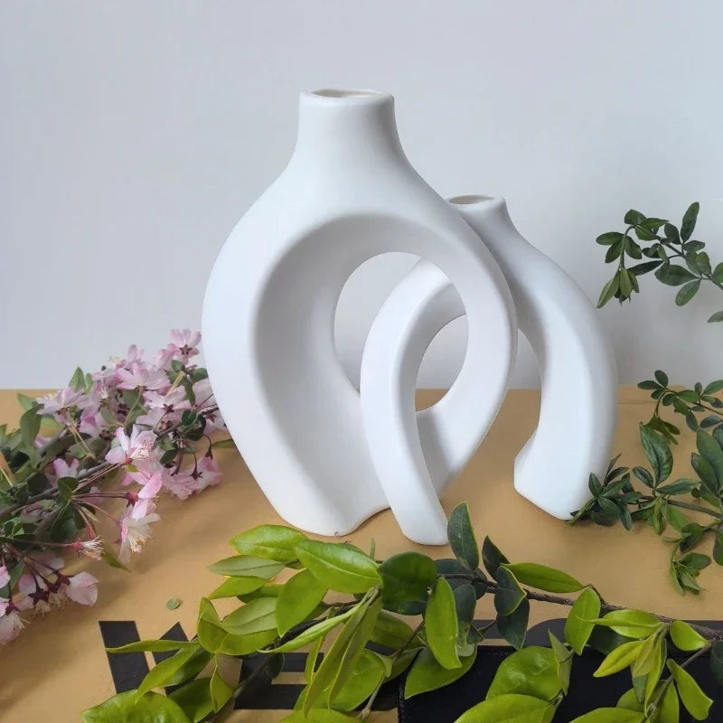 White ceramic vase with modern interlocking curved design plastic imitation hollow flower vase from mainland china