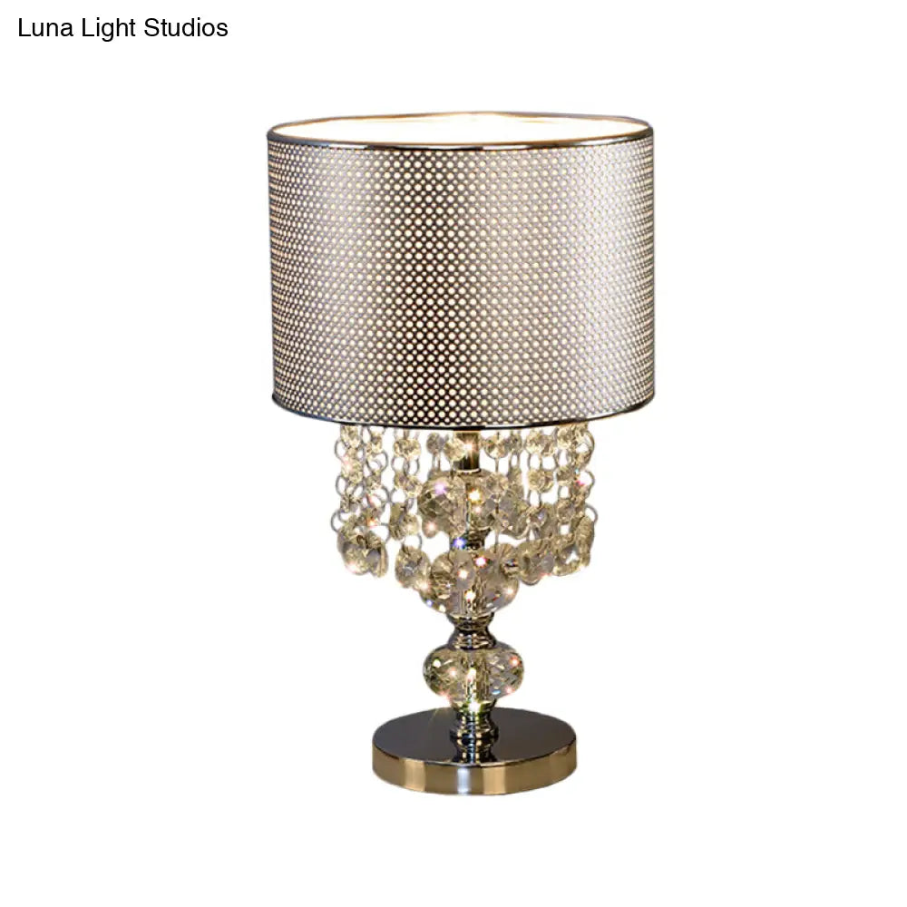 Lámpara de noche acrílica cromada con diseño perforado, lámpara de mesa clásica con gota de cristal - 1 bombilla