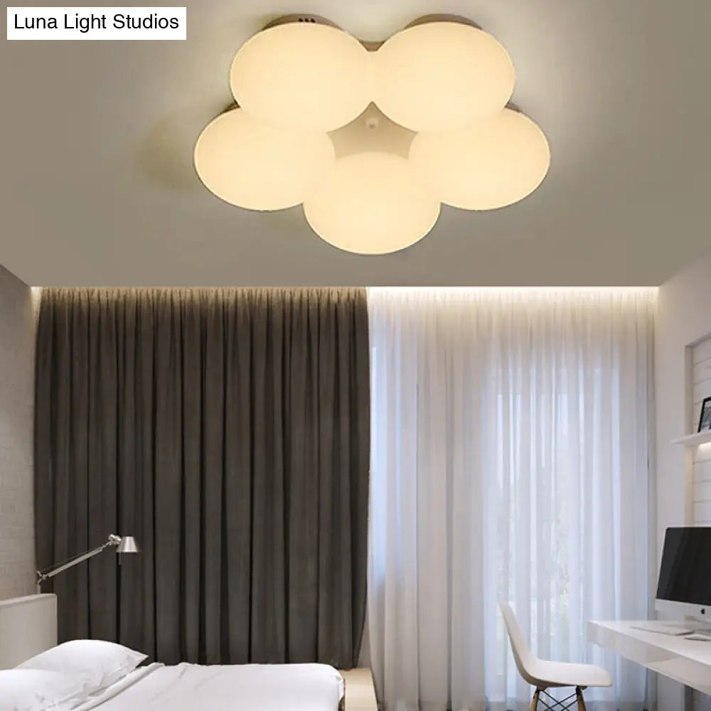 وحدة إضاءة LED نورديك من DecorBites™ مصنوعة من الأكريليك بتصميم زهور ولمسة نهائية بيضاء/خشبية