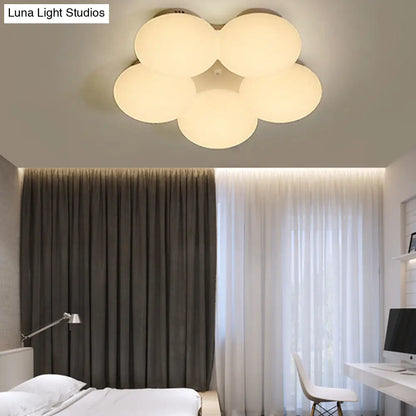 وحدة إضاءة LED نورديك من DecorBites™ مصنوعة من الأكريليك بتصميم زهور ولمسة نهائية بيضاء/خشبية