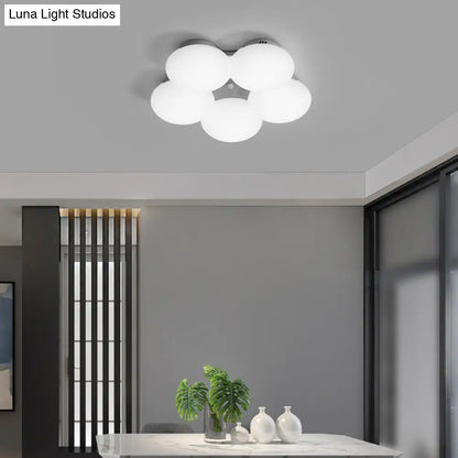 وحدة إضاءة LED نورديك من DecorBites™ مصنوعة من الأكريليك بتصميم زهور ولمسة نهائية بيضاء/خشبية