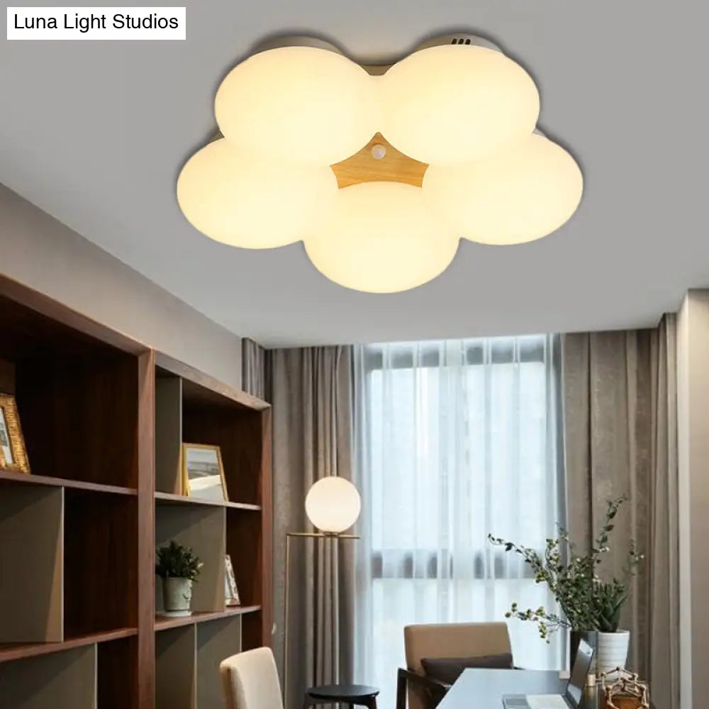 وحدة إضاءة LED نورديك من DecorBites™ مصنوعة من الأكريليك بتصميم زهور ولمسة نهائية بيضاء/خشبية