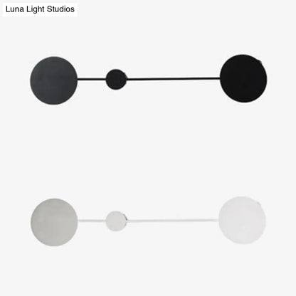 Aplique de pared LED DecorBites™ con pantalla acrílica en blanco y negro con luz cálida/blanca.