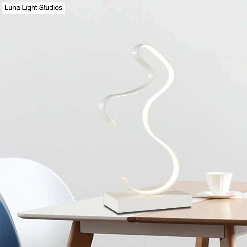 Lámpara de escritorio LED acrílica para tareas - Diseño minimalista curvilíneo | Luz blanca/cálida - Perfecta para el dormitorio