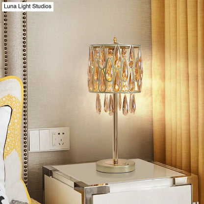 Adalyn - Lámpara de mesilla de noche contemporánea de metal con incrustaciones de gotas de cristal.