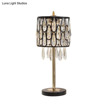 Adalyn - Lámpara de mesilla de noche contemporánea de metal con incrustaciones de gotas de cristal.