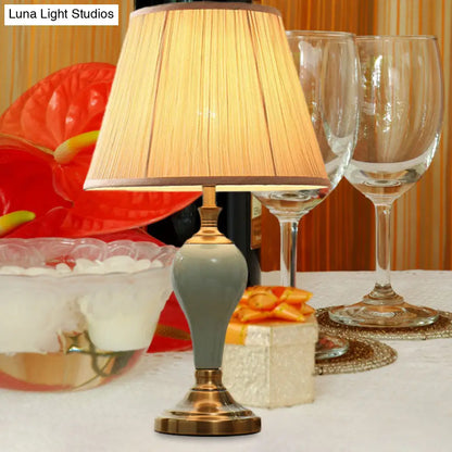 Adalyn - Lámpara de mesa vintage con forma de urna de cerámica. Lámpara de noche vintage de 1 bombilla en tonos aguamarina/beige/gris plata con pantalla cónica de tela.