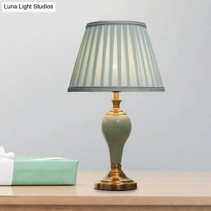 Adalyn - Lámpara de mesa vintage con forma de urna de cerámica. Lámpara de noche vintage de 1 bombilla en tonos aguamarina/beige/gris plata con pantalla cónica de tela.