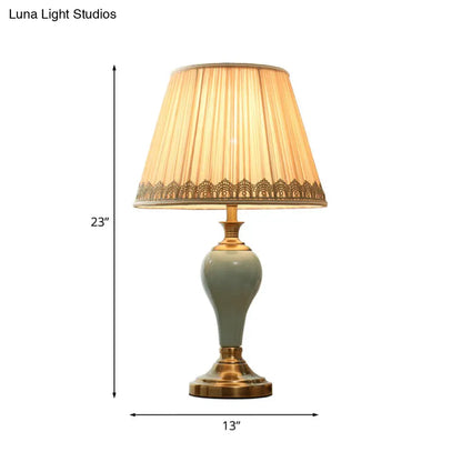 Adalyn - Lámpara de mesa vintage con forma de urna de cerámica. Lámpara de noche vintage de 1 bombilla en tonos aguamarina/beige/gris plata con pantalla cónica de tela.