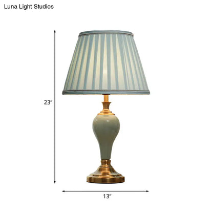 Adalyn - Lámpara de mesa vintage con forma de urna de cerámica. Lámpara de noche vintage de 1 bombilla en tonos aguamarina/beige/gris plata con pantalla cónica de tela.