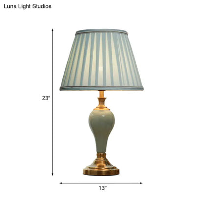 Adalyn - Lámpara de mesa vintage con forma de urna de cerámica. Lámpara de noche vintage de 1 bombilla en tonos aguamarina/beige/gris plata con pantalla cónica de tela.